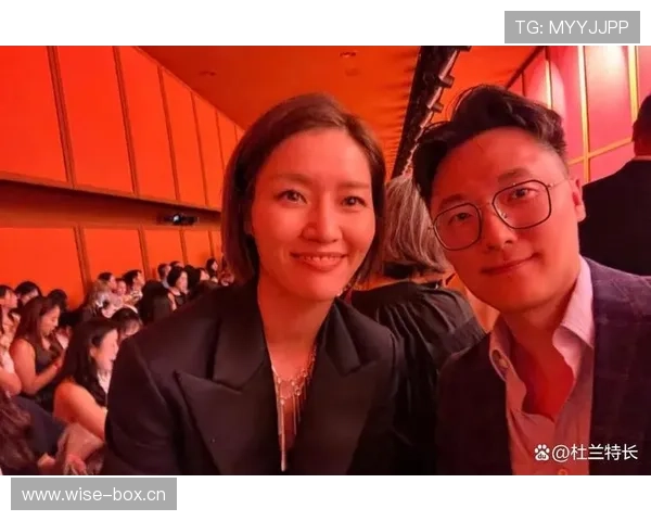 李娜场下那一抹笑，跟赛场上冰冷判若两人，真是让人好奇背后故事啊